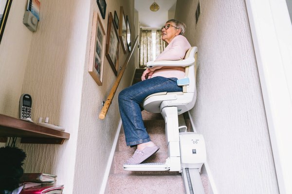 Quels sont les avantages d'avoir un monte-escalier chez soi ?